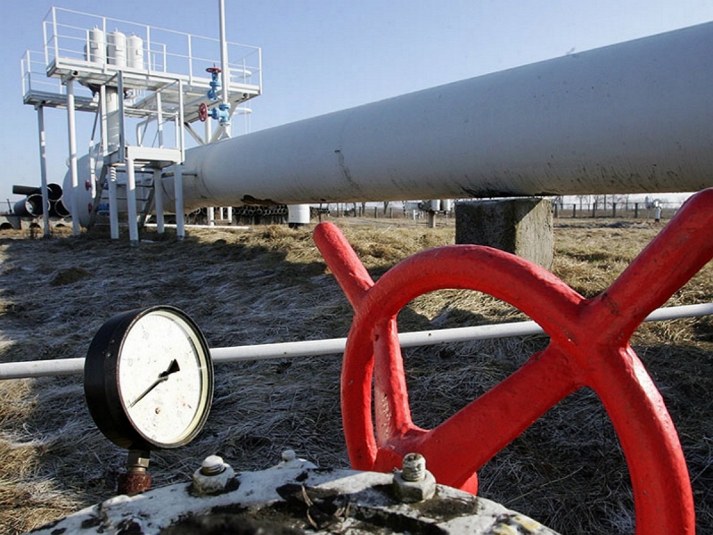 «Gazprom» suspended gas transit to Germany via the Yamal pipeline –Europe» /></p>
<p> Peskov commented on this decision. Meanwhile, the price of gas in Europe for the first time exceeded $2,000 per thousand cubic meters. </p>
<p>Gas transportation operator Gascade announced the suspension of gas supplies to Germany via the Yamal-Europe pipeline, TASS reports.</p>
<p>According to the agency, “Gazprom” the day before did not reserve gas pumping capacity for Tuesday, December 21, and neither during the regular nor in the additional session.</p>
<p>Commenting on this issue, the press secretary of the President of the Russian Federation Dmitry Peskov called the situation commercial and advised to contact Gazprom for comments.</p>
<p>At the same time, Peskov denied rumors that the actions of Gazprom’s management are connected with the statement of the head of BNA, Jochen Homann, about the delay in the certification of Nord Stream —2.</p>
<p>It is noteworthy that earlier the Reuters news agency reported a decrease in gas pumping capacity from Russia to Germany through the Yamal–Europe pipeline since December 18, against the background of the impending peak in gas prices in the European gas market in winter.</p>
<p>The maximum value on December 17 was 10 million kWh to the minimum of 1.2 million kWh at the current time, or 20% of the main capacity.</p>
<p>Against the background of Gazprom’s decision, reverse gas supplies began from Germany to Poland.</p>
<p>Meanwhile, spot prices for natural gas in Europe for the first time in history exceeded the mark of $2,000 per 1,000 cubic meters.</p>
<p>The price of the January futures on the TTF hub in the Netherlands rose to $2004 per thousand cubic meters, or €171.52 per MWh.</p>
<p>Earlier, Topnews wrote that Germany declared it impossible to approve Nord Stream-2“</p>
<p><noindex><a rel=