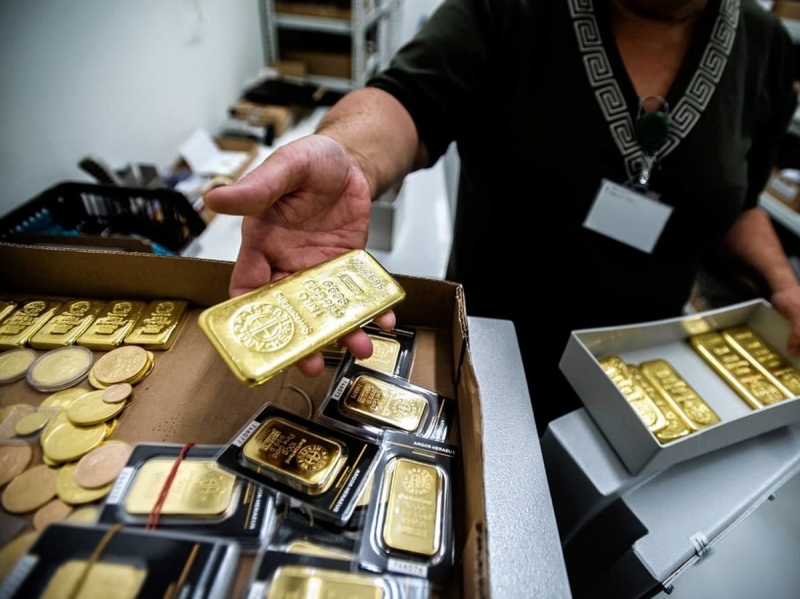 Queues in Moscow's Savings banks were caught on video: people are buying gold bars