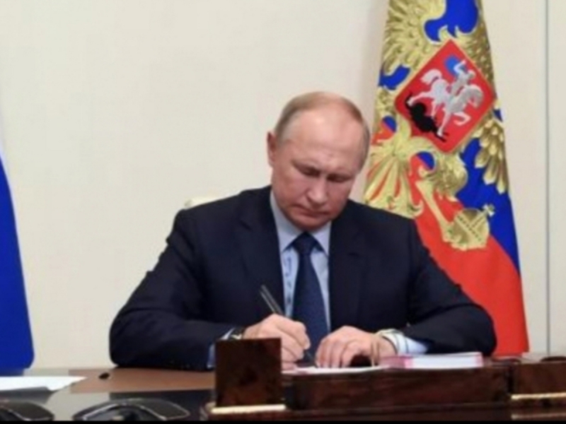 Putin signed the law on a single allowance for children